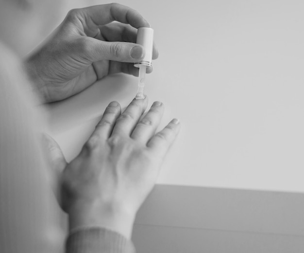 Manicura pinta uñas con esmalte de uñas.