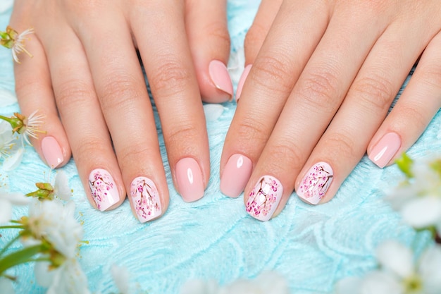 Manicura primaveral para la novia en tonos suaves con flores Nail Design Closeup