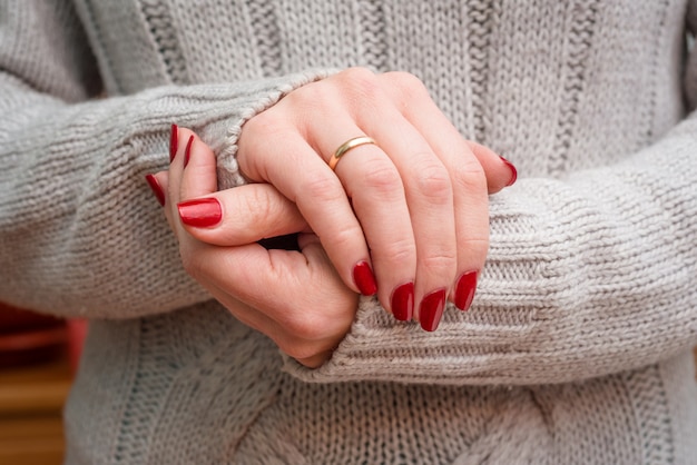 Manicura roja brillante