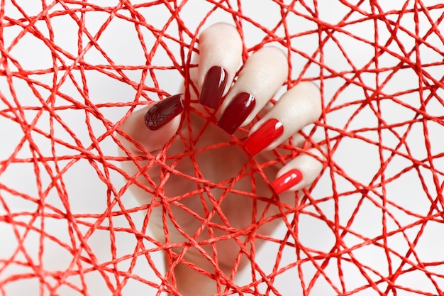 Foto manicura roja multicolor