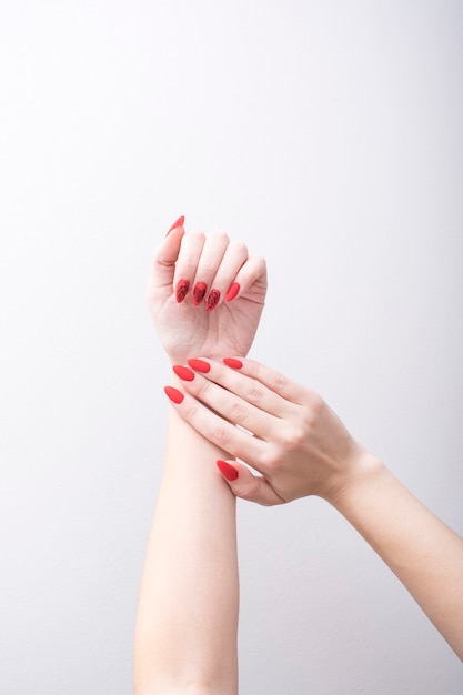 Manicura roja con un patrón.