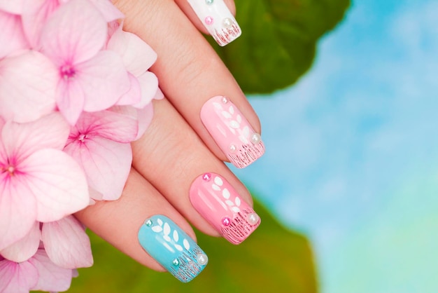 Manicura rosa y azul con diseño