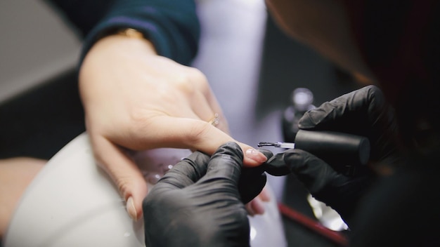 Manicura en salón de belleza - dedos y uñas, cerrar