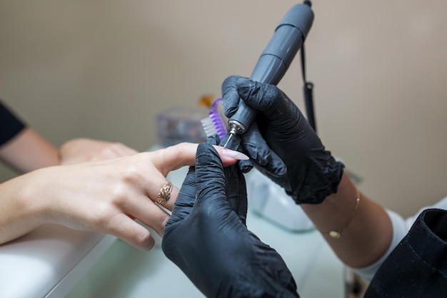 Manicura de salón de belleza Manicura de hardware profesional usando una máquina eléctrica