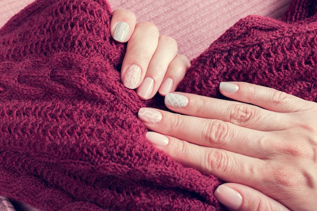 manicura de textura de punto en las uñas de colores rosa y gris