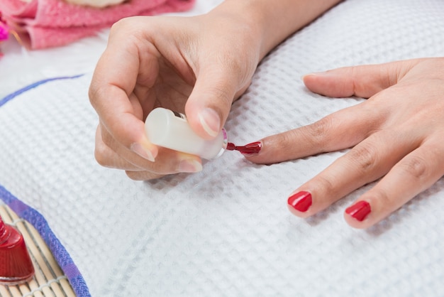 Manicura unhas pintadas de cor vermelha. Conceito de cuidados de beleza