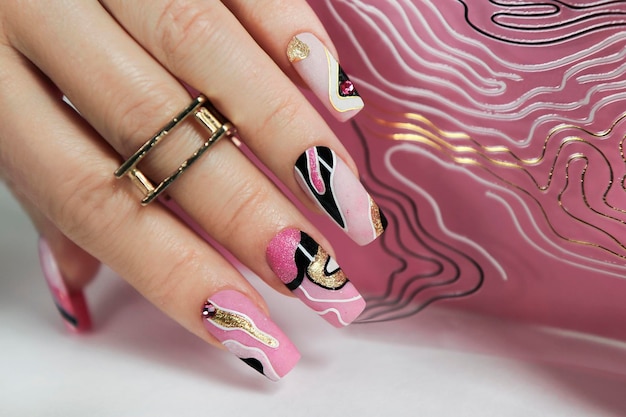 Manicure abstrata com um acessório