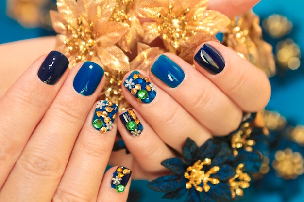 Manicure azul em unhas curtas