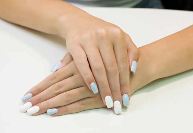 Manicure bicolor com esmalte azul e branco