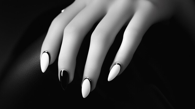 Manicure de brillo en un colorido telón de fondo floral mano humana con uñas delicadamente pintadas hermosas