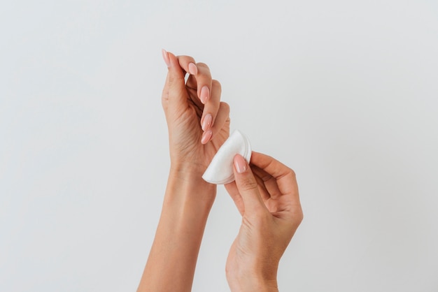 Manicure cuidados saudáveis usando almofadas de algodão