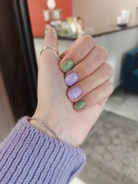 Manicure de esmalte de gel de esmalte com um revestimento em um tratamento de unhas de estilo moderno estética de verniz colorido de salão de beleza feminino local para texto