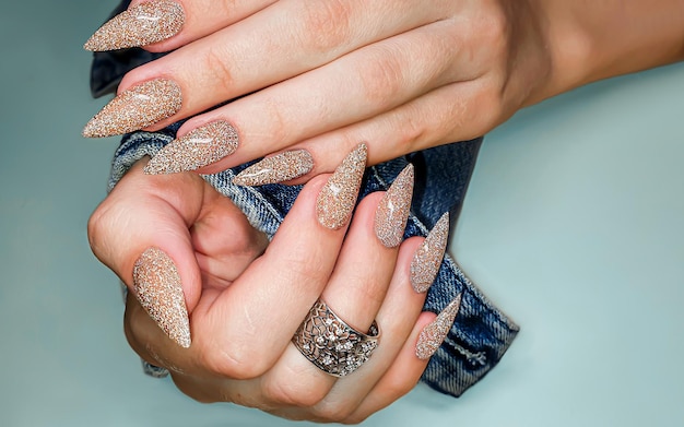 Manicure e extensão de unhas com acrílico e gel o design é feito com esmaltes refletivos em gel