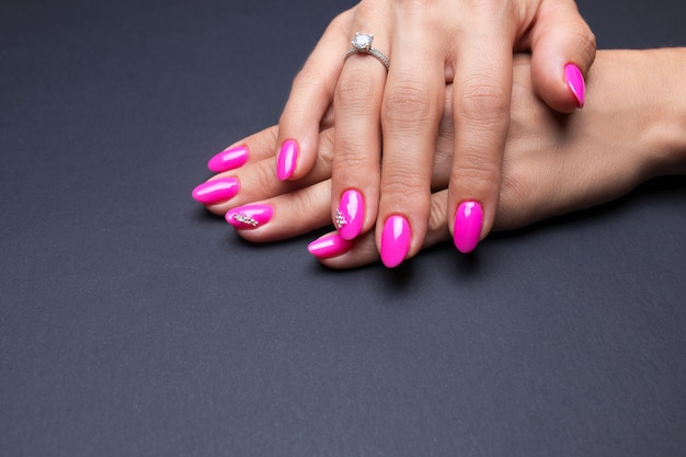 Manicure elegante rosa em um fundo preto