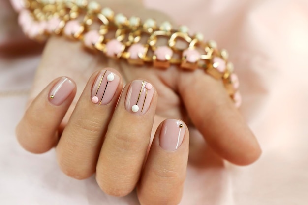 Manicure em unhas curtas com strass