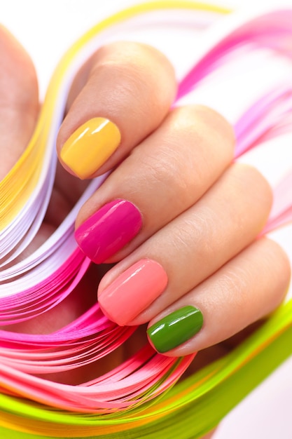 Manicure em unhas curtas e multicoloridas