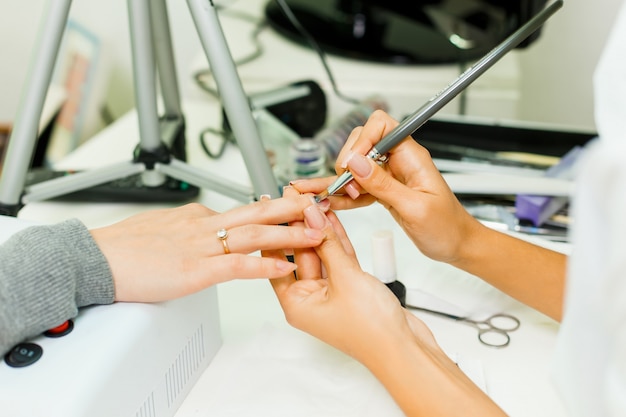 Manicure faz escalada de unhas.