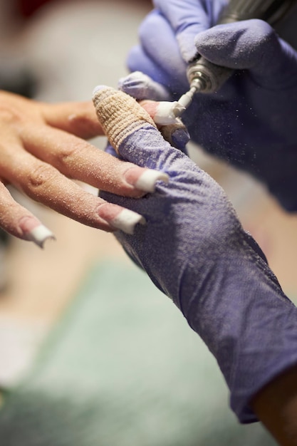 manicure faz manicure O processo de criação de uma manicure de qualidade Cuidados pessoais