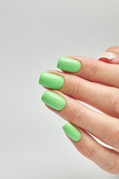 manicure feminina em um fundo branco. unha. Mãos femininas com uma bela manicure.