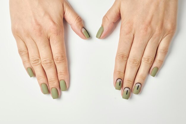 manicure feminina em um fundo branco. unha. Mãos femininas com uma bela manicure.