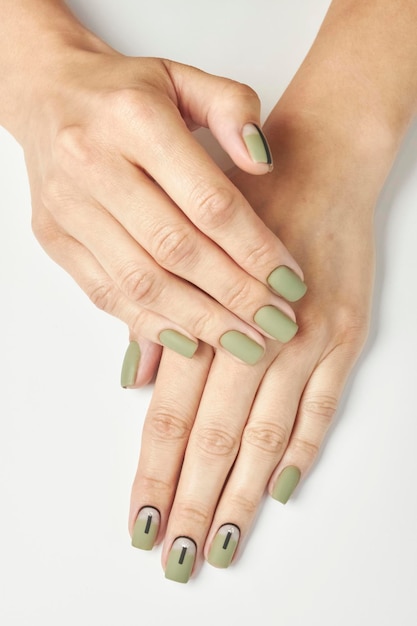 manicure feminina em um fundo branco. unha. Mãos femininas com uma bela manicure.