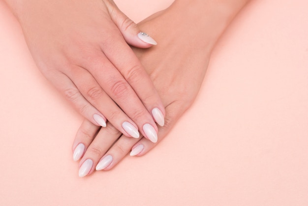 Manicure feminino elegante bonito