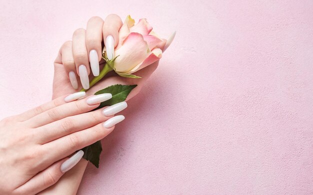 Manicure feminino elegante na moda