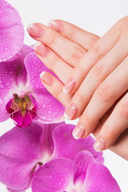 Manicure francesa e flor de orquídea