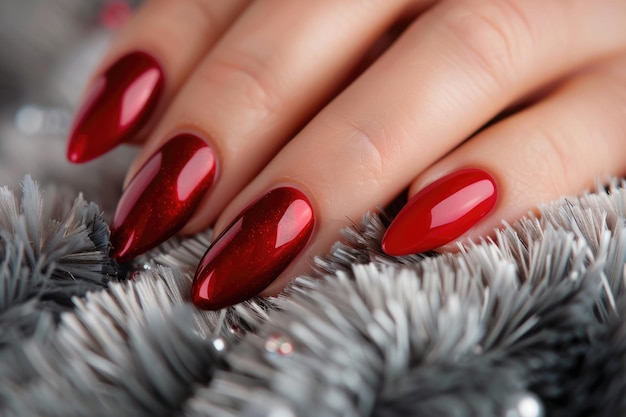 Manicure Hermosas uñas de mujer con esmalte de uñas rojo