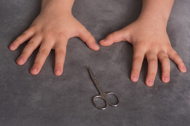 Foto manicure infantil. cuidados com as unhas do bebê. aparar as unhas do bebê em uma superfície de tecido macio. higiene das mãos da criança. mamãe corta as unhas do bebê em casa