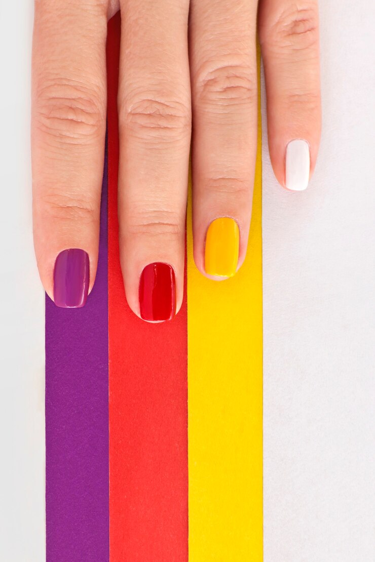 Foto manicure multicolor em unhas curtas