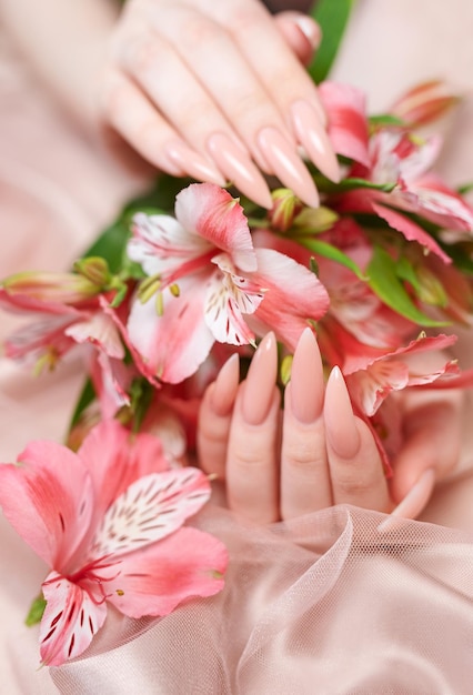 Manicure natural rosa pastel elegante