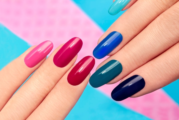 Manicure oval colorida