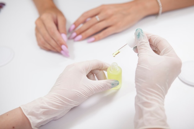 Manicure profissional trabalhando em seu salão de beleza