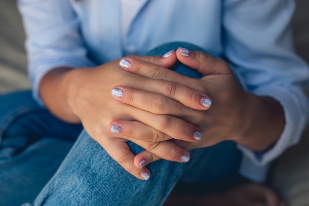 Foto manicure rosa com lantejoulas prateadas em unhas quadradas