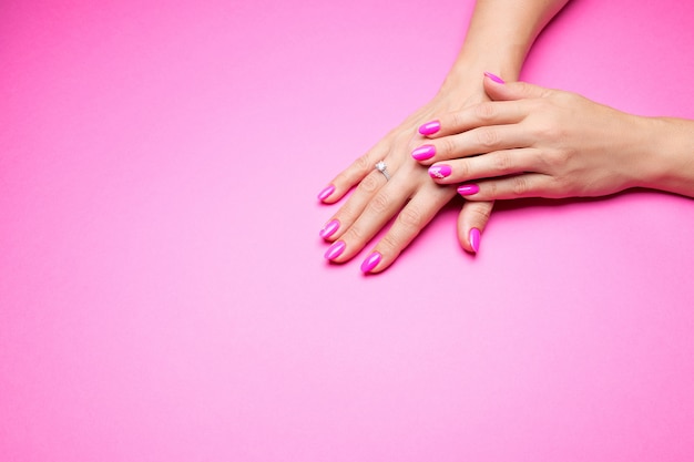 Manicure rosa elegante em rosa