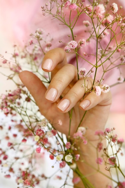 Manicure rosa em unhas curtas