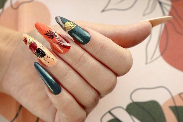 Manicure tropical em formato de unha comprida