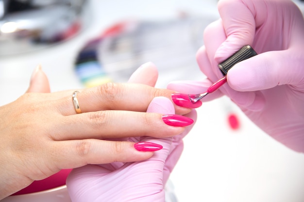 Manicurista aplicar esmalte de uñas