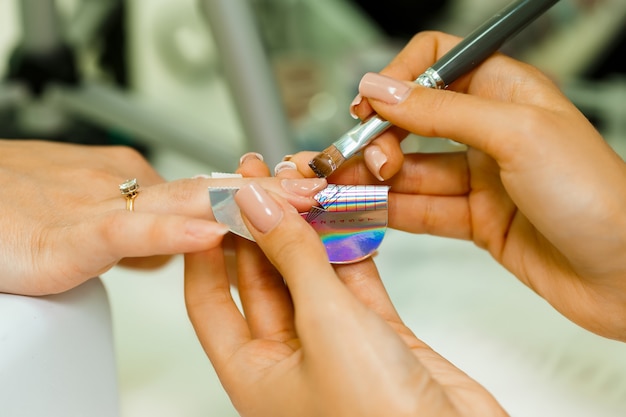 Manicurista hace escalamiento de uñas