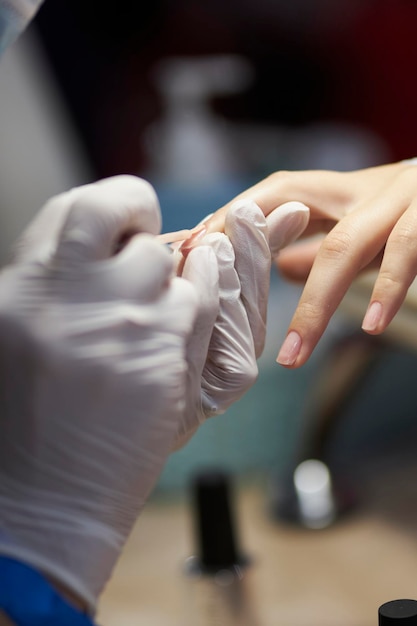 manicurista hace una manicura El proceso de creación de una manicura de calidad Cuidado personal