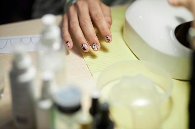 manicurista hace una manicura El proceso de creación de una manicura de calidad Cuidado personal