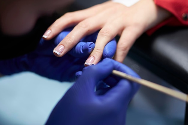 manicurista hace una manicura El proceso de creación de una manicura de calidad Cuidado personal