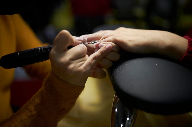 manicurista hace una manicura El proceso de creación de una manicura de calidad Cuidado personal