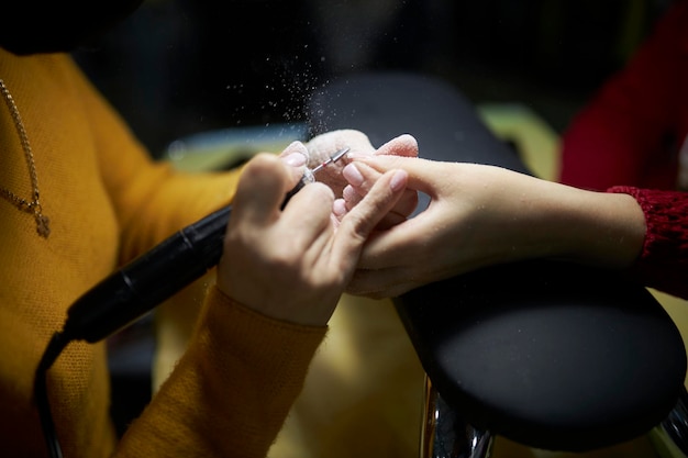 manicurista hace una manicura El proceso de creación de una manicura de calidad Cuidado personal