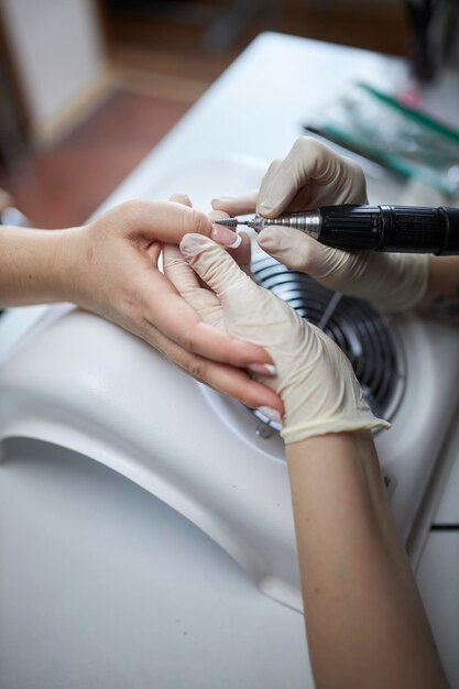 manicurista hace una manicura Salón de belleza Concepto de autocuidado