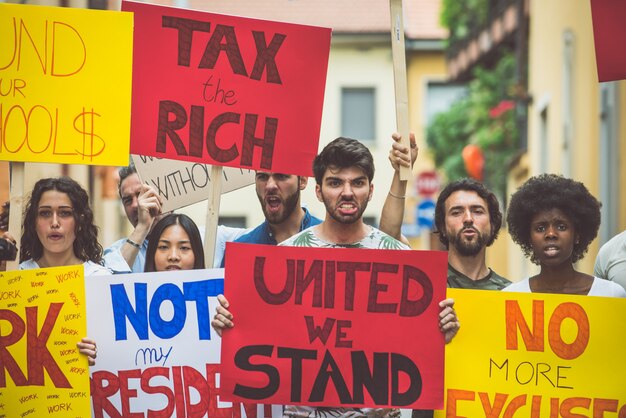 Manifestação pública na rua contra problemas sociais e direitos humanos. grupo de pessoas multiétnicas fazendo protesto público