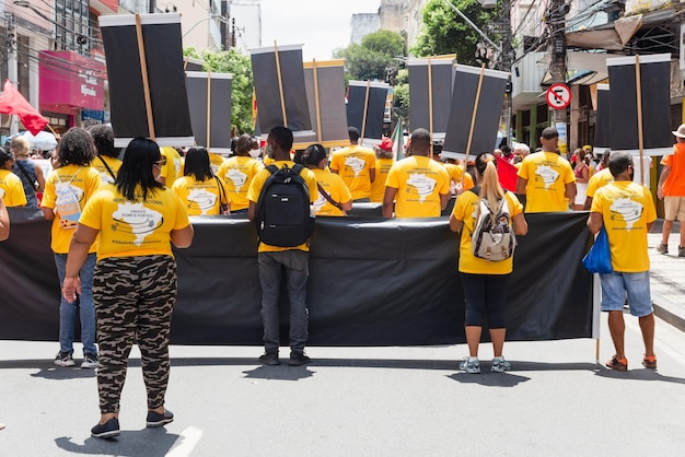 Foto manifestante carrega um cartaz durante uma manifestação contra o presidente jair bolsonaro