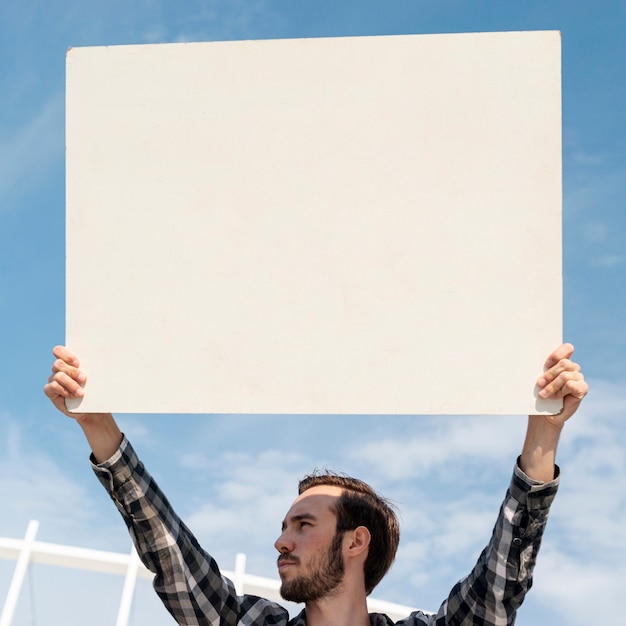 Manifestante segurando placa com mock-up para demonstração