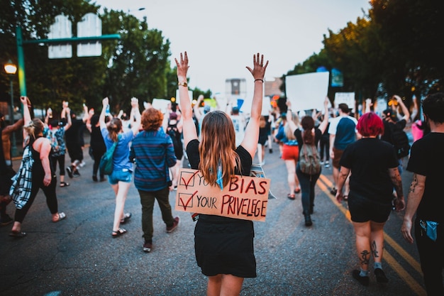 Foto manifestantes caminando por la calle